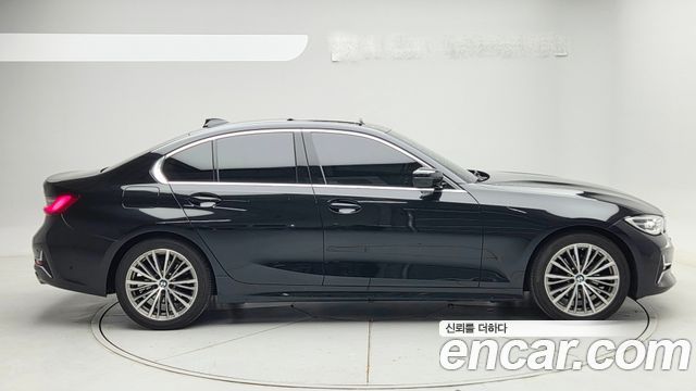 BMW 3-Series 320i Luxury