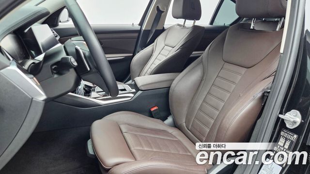 BMW 3-Series 320i Luxury