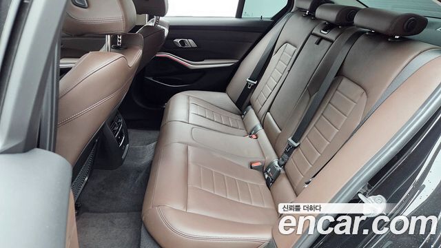 BMW 3-Series 320i Luxury