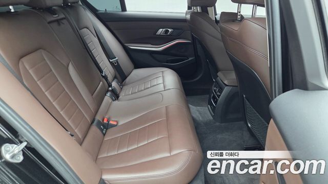 BMW 3-Series 320i Luxury