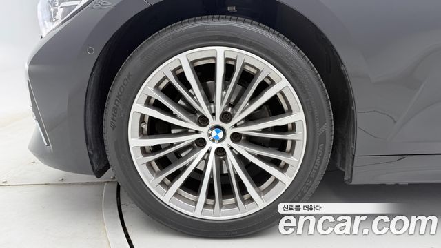 BMW 3-Series 320i Luxury