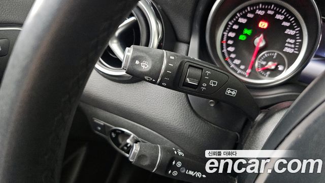 Mercedes-Benz GLA-Class GLA220