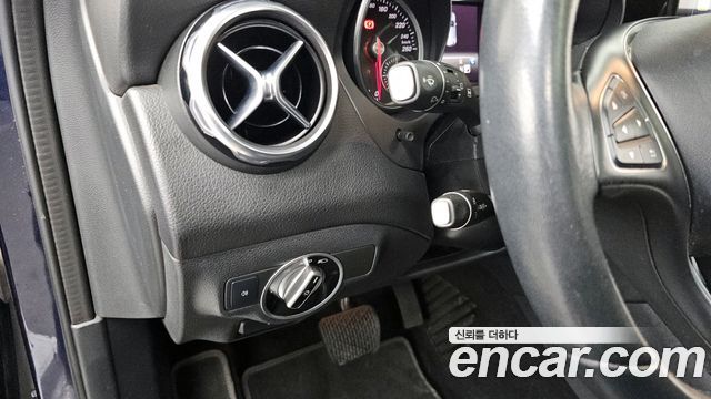 Mercedes-Benz GLA-Class GLA220