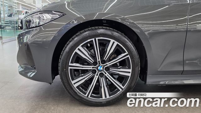 BMW 3-Series 320i