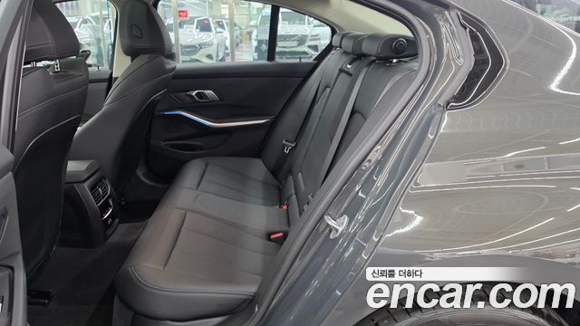 BMW 3-Series 320i