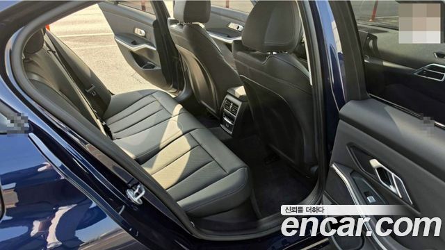 BMW 3-Series 320i