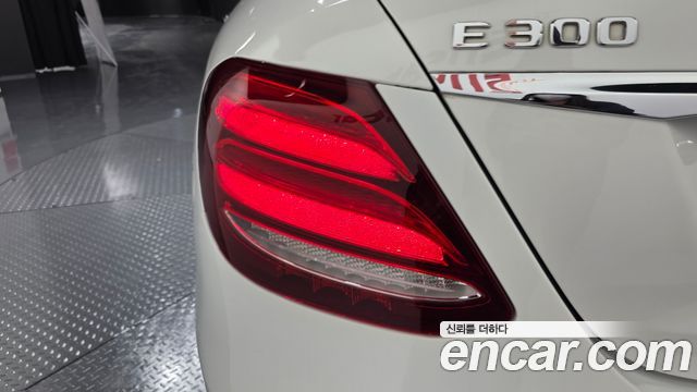 Mercedes-Benz E-Class E300 4MATIC Exclusive