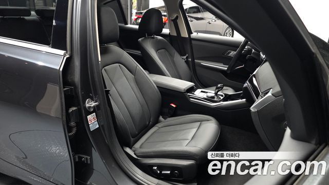 BMW 3-Series 320i