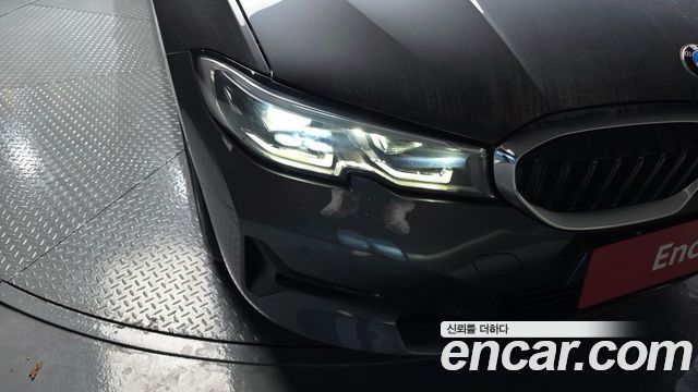 BMW 3-Series 320i