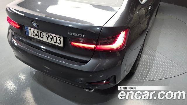 BMW 3-Series 320i