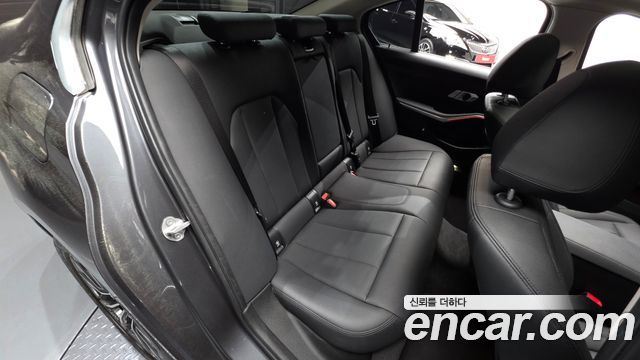 BMW 3-Series 320i