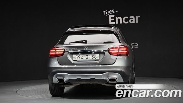 Mercedes-Benz GLA-Class GLA220 Premium