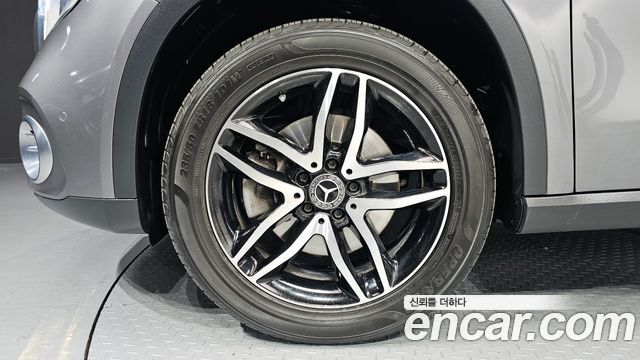 Mercedes-Benz GLA-Class GLA220 Premium