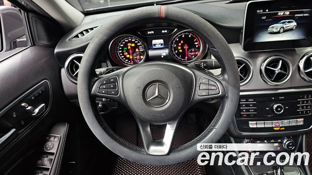 Mercedes-Benz GLA-Class GLA220 Premium