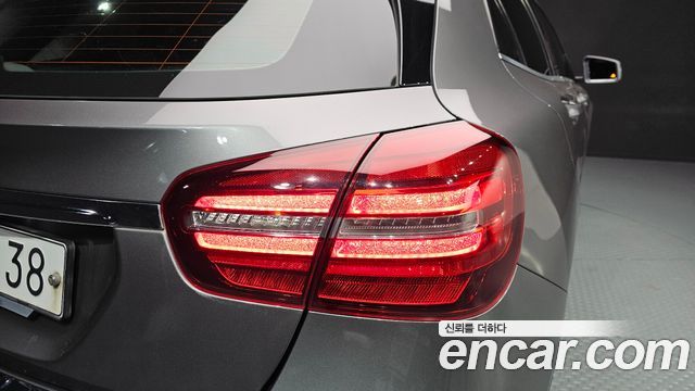 Mercedes-Benz GLA-Class GLA220 Premium