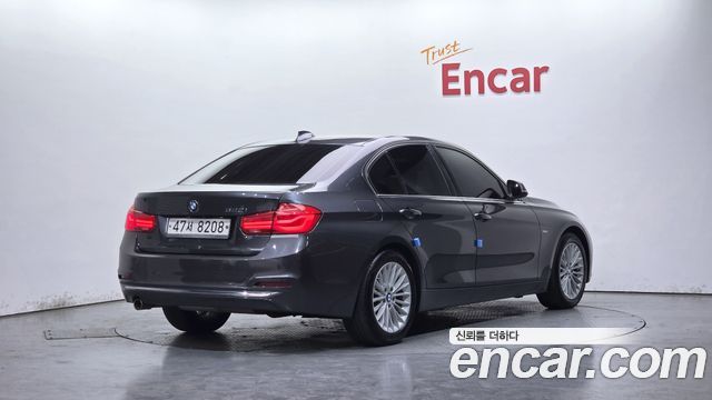 BMW 3-Series 320i Luxury