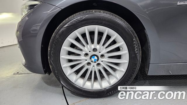 BMW 3-Series 320i Luxury
