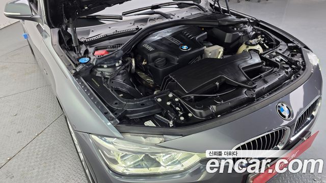 BMW 3-Series 320i Luxury