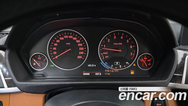 BMW 3-Series 320i Luxury