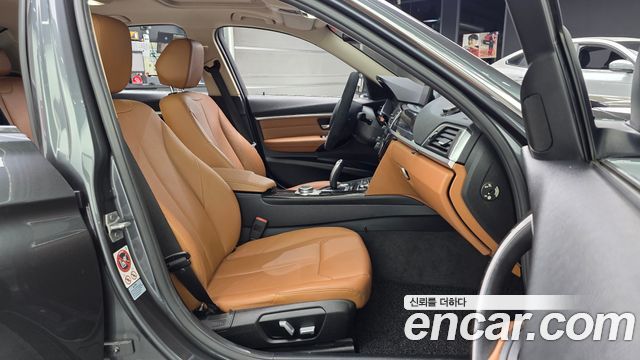 BMW 3-Series 320i Luxury