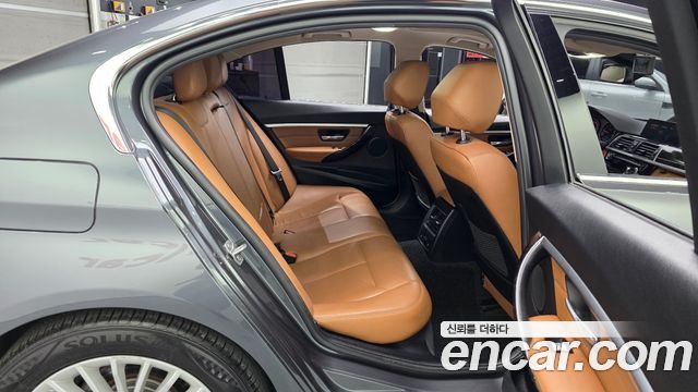 BMW 3-Series 320i Luxury