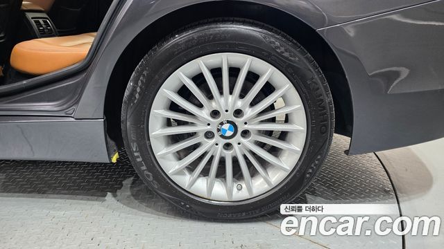 BMW 3-Series 320i Luxury