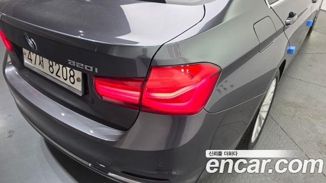 BMW 3-Series 320i Luxury