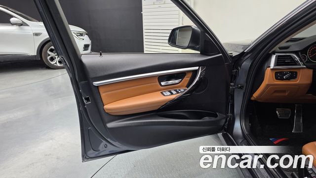 BMW 3-Series 320i Luxury