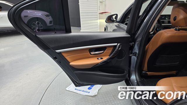 BMW 3-Series 320i Luxury
