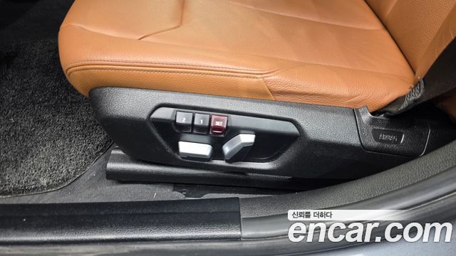 BMW 3-Series 320i Luxury