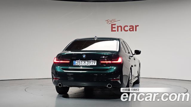 BMW 3-Series 320i Luxury