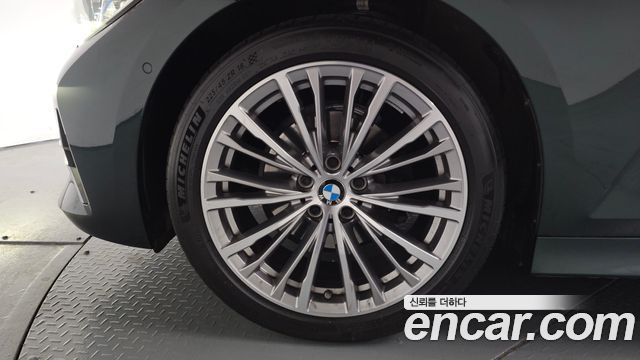 BMW 3-Series 320i Luxury
