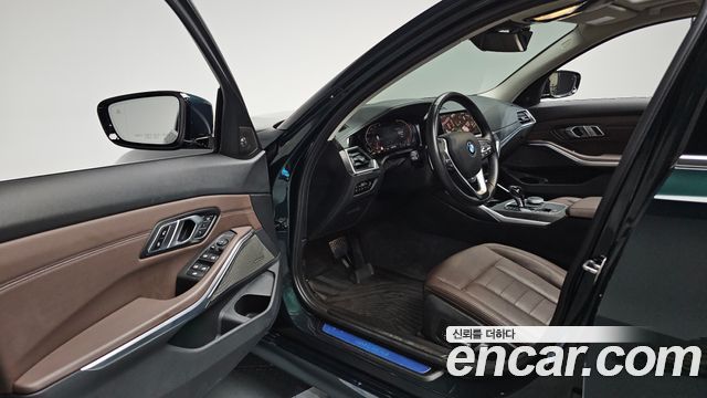 BMW 3-Series 320i Luxury