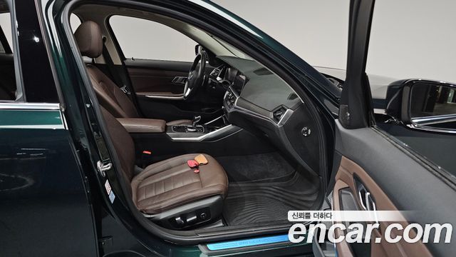 BMW 3-Series 320i Luxury