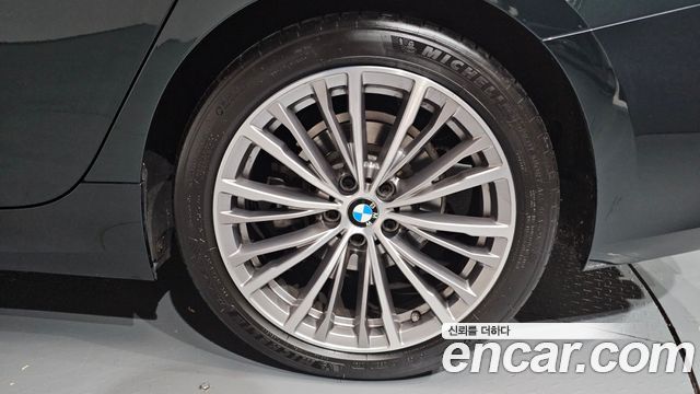 BMW 3-Series 320i Luxury