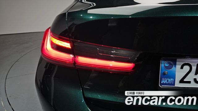 BMW 3-Series 320i Luxury