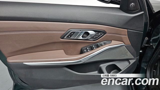 BMW 3-Series 320i Luxury