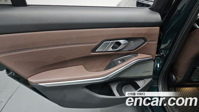BMW 3-Series 320i Luxury