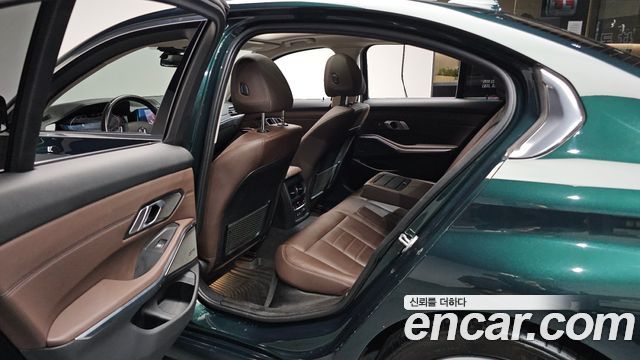 BMW 3-Series 320i Luxury