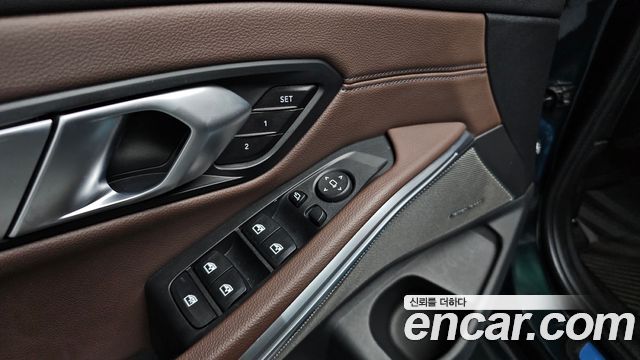 BMW 3-Series 320i Luxury