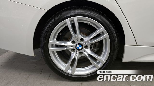 BMW 3-Series 330i M Sport Shadow