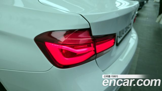 BMW 3-Series 330i M Sport Shadow