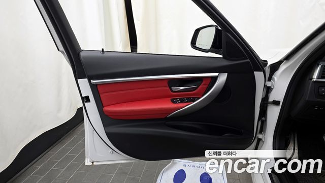 BMW 3-Series 330i M Sport Shadow