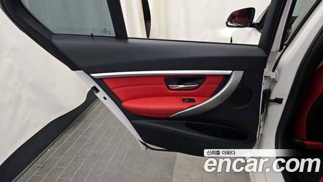 BMW 3-Series 330i M Sport Shadow