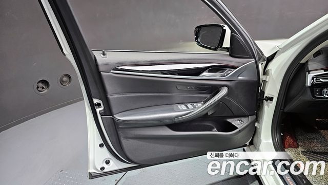 BMW 5-Series 530i xDrive Luxury Plus