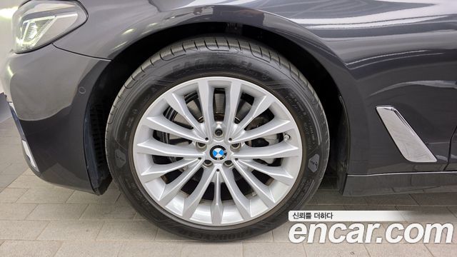 BMW 5-Series 520i Luxury