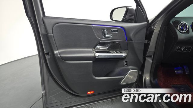 Mercedes-Benz GLB-Class GLB220