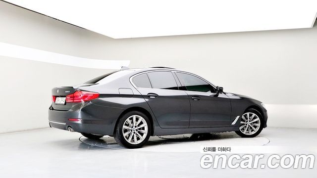 BMW 5-Series 520i Luxury