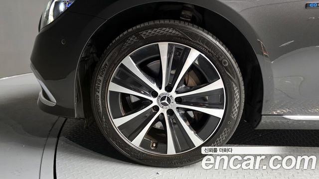 Mercedes-Benz E-Class E300e 4MATIC Exclusive