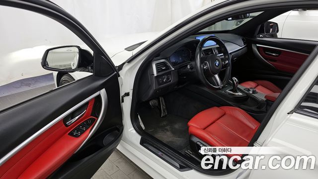 BMW 3-Series 330i M Sport Shadow